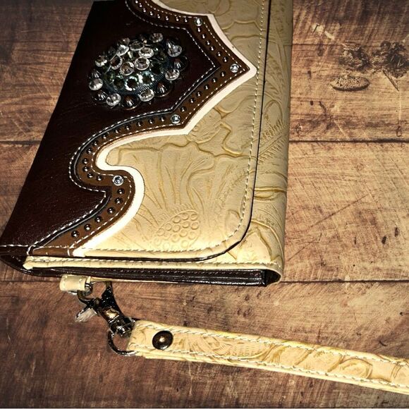 Western style wallet /wristlet! Cream embossed with brown design! New - Picture 5 of 8